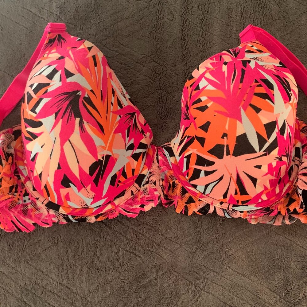 NWOT No Boundaries T-shirt bra - 34DD